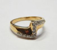 14ct gold and diamond modern ring, 4.3g