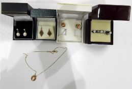 Quantity of assorted costume jewellery including e