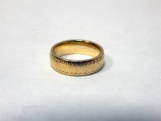 9ct gold wedding band with engraved borders, 3.7g