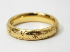 18ct gold wedding band with engraved decoration, 5