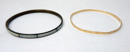 Two 9ct gold fine bangles with bright cut decorati