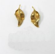 18ct gold pair leaf pattern earrings, approx 7g