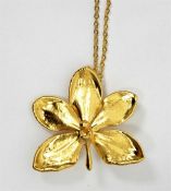 Oriental gold-coloured metal flower-shaped brooch/