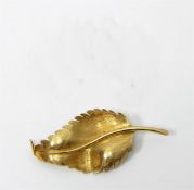 18ct gold leaf-pattern brooch, approx 9g total weight