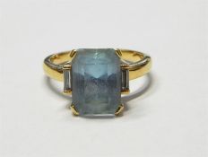 18ct gold, aquamarine and diamond set ring, the em