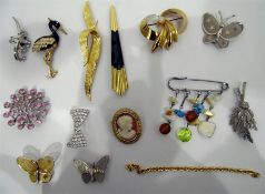 Assorted quantity of costume jewellery including f