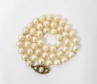 LOT WITHDRAWN Cultured pearl single strand necklace with 9ct gold clasp