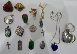 Gold-coloured Art Nouveau style brooch, marked ‘Do