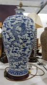 Large Chinese-style ceramic table lamp, 63cm high