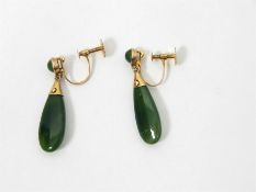 Pair 9ct gold and jade drop earrings, each set sin