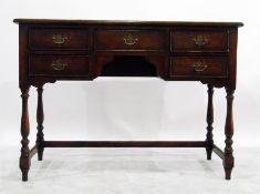 Oak kneehole dressing table fitted an arrangement