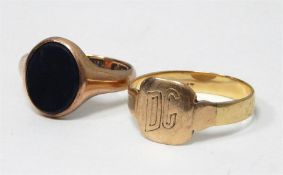 9ct gold and bloodstone gent's signet ring, two 9c