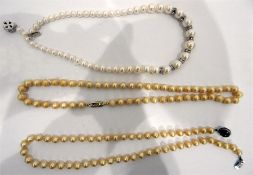 A quantity of costume jewellery to include rings,