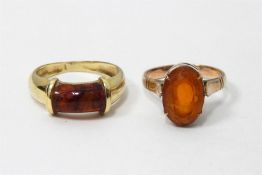 Gold and amber (heat treated) set ring, 3.9g in to