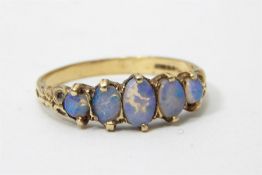 9ct gold and opal set ring, graduating opals, 2.5g