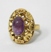 Gold-coloured ring set polished amethyst-coloured