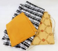 Quantity of fabrics, furnishing and dress, remnants and other pieces (bought as seen) (1 box)