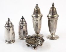 20th century salt and pepper of tapering faceted form, Sheffield 1955, Emile Viner, a pair of