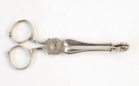 Pair of early Georgian silver sugar nips with shell-shaped bowls, the boss initialled 'WFA' (