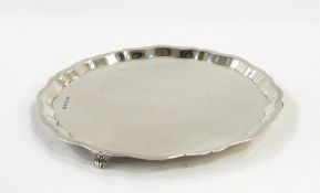 20th century silver small salver, Sheffield 1960, with raised serpentine rim and three scroll
