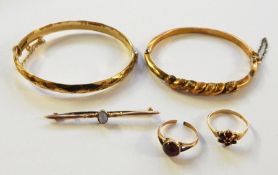 9ct gold and garnet dress ring (stone missing), 9ct gold ring set with cabochon almandine garnet-