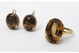 9ct gold and topaz ring set single large facet-cut topaz and a pair of matching earrings (3)