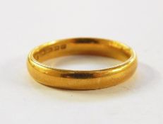 22ct gold wedding ring, 8.1g approx