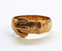9ct gold wedding band with belt buckle decoration, 4.6g, size M/N