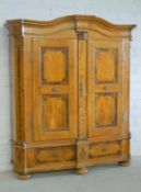 Seltener Bodensee-Schrank, um 1810 Eiche massiv, partiell mit verschiedenen Obst-Hölzern furniert,