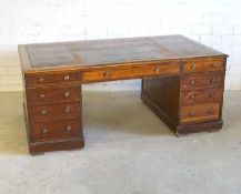 großer Englischer Schreibtisch, spät-viktorianisch, um 1880 Mahagoni furniert, die Platte mit