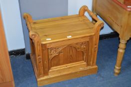 Pine Hall Stool with Lift Up Lid