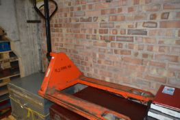 685x1000 2 Tonne Pallet Truck