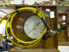 *Saunder & Weeks 100 Tonne Pressure Gauge