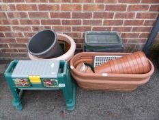 Plastic Plant Pots, Troughs and Garden Kneeling St