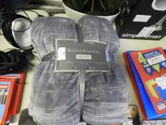 *Maison & Jardin Queen Jacquard Velvet Blanket