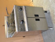 1 x Lincat Silverlink 600 Free Standing Twin Tank Natural Gas Fryer - 60(w) x 70(d) x 109.5(h) cm -