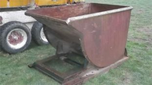 Pallet fork tipping skip