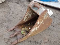 2ft Cut Bucket on 65mm pins