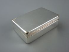 A SILVER SNUFF BOX by Samson Mordan & Co with gold hinge and thumbpiece, London 1930, 1.7 troy ozs