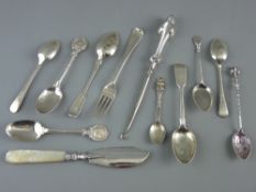 A MIXED SELECTION OF SILVER TABLE CUTLERY including teaspoons, a silver bladed mother of pearl