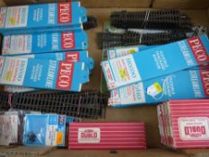 MODEL RAILWAY - Hornby Dublo(5) 2728 two rail right hand switch points, (boxed), Peco(5), large