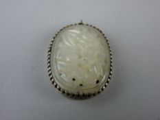 A SILVER MOUNTED CARVED JADE PENDANT, hallmarked to the back London 1984 with 'J B' maker's stamp, 3