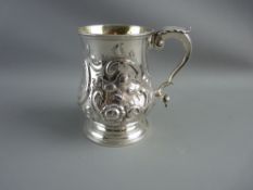 A VICTORIAN SILVER TANKARD, London 1858, 9.5 troy ozs, having a leaf capped scroll handle and