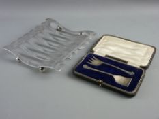 A CASED SILVER TWO PIECE CAKE SERVING SET, 0.9 troy ozs, Sheffield 1922 and a bright cut