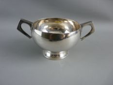 A SILVER TWIN HANDLED BOWL on a circular base, London 1919, 5.6 troy ozs, 10 cms diameter
