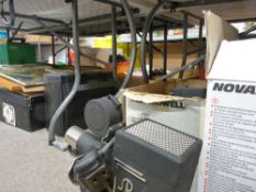 Large parcel of photographic equipment including projectors etc