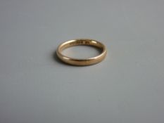 A NINE CARAT GOLD NARROW WEDDING BAND, 2.5 grms