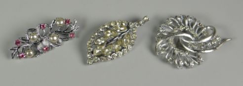 THREE FLORAL COSTUME JEWELLERY BROOCHES (BBC Bargain Hunt)