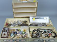 Good mix of jewellery, badges and collectables in a four drawer card box