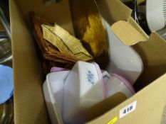 Quantity of trays, storage goods and wicker baskets